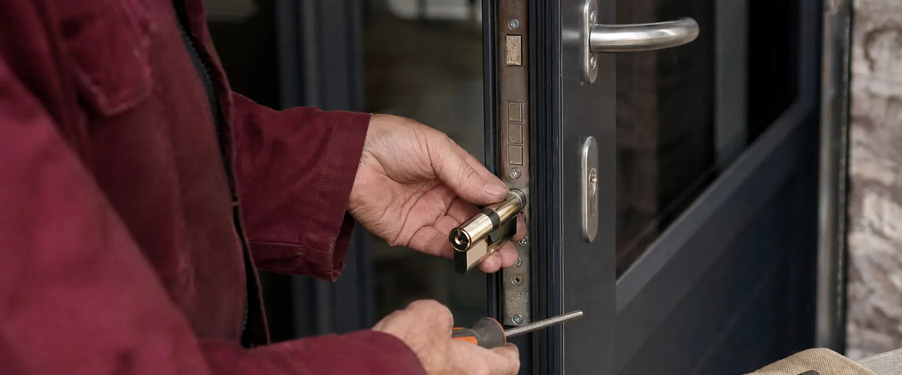 Een nieuwe veiligheidscilinder wordt in het slot van een voordeur geschoven